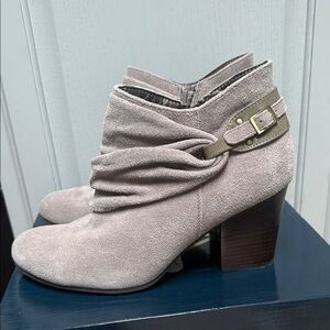 Andrew Geller Beige Ankle Boots with Dual Buckle SZ 9
